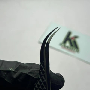 Pince à cils professionnelle Kaamir en acier inoxydable courbé noir, anti-magnétique, haute précision, pour volume intense - Product Image 3