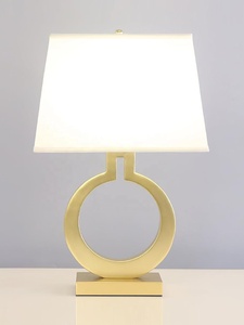 Lámpara de Mesa Halo Crest de Metal con Base de Anillo de Hierro Dorado Cepillado, Pantalla de Tela Premium, Iluminación Ambiental Cálida para Interiores de Lujo - Product Image 2