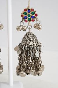 Boucles d'oreilles pendantes tribales afghanes avec incrustation d'émail coloré, gravures tribales géométriques et pièce de monnaie Kuchi signature - Product Image 5