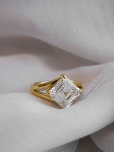 Anillo de Diamante Cultivado en Laboratorio con Corte Asscher de 2 Quilates, Anillo de Compromiso de Oro Amarillo de 14k con Vástago Dividido, Certificado por IGI - Product Image 2