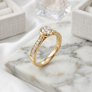 Anillo Solitario Redondo de 0.55CTW - Canal de Media Biselatura - Product Image 2