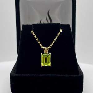 Colgante de Peridoto con Corte Esmeralda, Plata de Ley 925, Chapado en Oro de 14K, Regalo de Boda para Mujer - Product Image 2