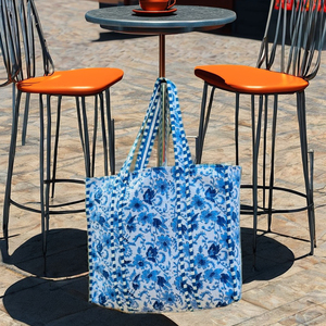 Bolso de mano de algodón indio hecho a mano con estampado a mano y cierre de cremallera, bolso de hombro acolchado de moda para mujer - Product Image 2