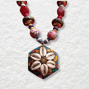 Collier pendentif mosaïque Meher Rang Cowrie, best-seller, fait main, bijoux ethniques pour femmes, style bohème, disponible à la vente - Product Image 1