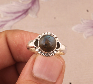 Bague en labradorite véritable à coupe ronde pour femme, style bohème tendance, faite à la main, avec pierre précieuse unique, bague en pierre de lune, vente en gros - Product Image 2