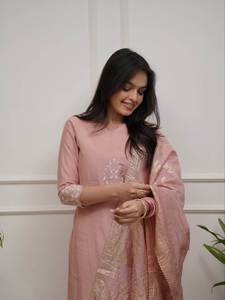 Conjunto de Kurta y Pantalón Rosa Pálido para Mujer con Dupatta Brillante, Ropa Étnica Moderna para Fiestas, Tela de Secado Rápido con Protección Solar - Product Image 2