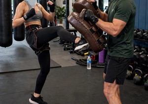 Cible de frappe Muay Thai personnalisée - Cible d'entraînement en cuir PU marron - Cible de frappe robuste pour l'entraînement de MMA et de boxe avec absorption des chocs - Product Image 2
