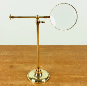 Lupa de escritorio ajustable de latón montada sobre una base redonda, ofrecida a precios de mayorista en el final de cada artículo. - Product Image 1