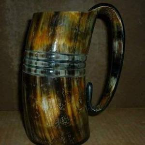 Mug en corne de Viking authentique, moderne, durable et artisanal pour bière, ale et hydromel, avec poignée finie polie naturelle - Product Image 1