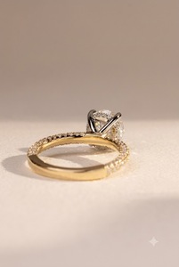 Anillo de Compromiso de Oro Sólido de 14K con Diamante Redondo de Corte Brillante Cultivado en Laboratorio y Banda Pavé con Baño de Rodio - Product Image 3