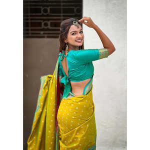 Sari de Seda Darbari Verde Mehendi con Tejido Zari, Conjunto Elegante para Mujer - Product Image 4