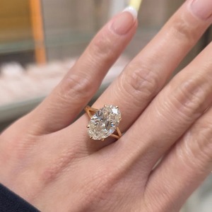 Anillo de Compromiso Solitario de Oro Sólido de 14K con Diamante Cultivado en Laboratorio de 5 Quilates con Corte Ovalado y Tallo Dividido para Mujer - Product Image 1