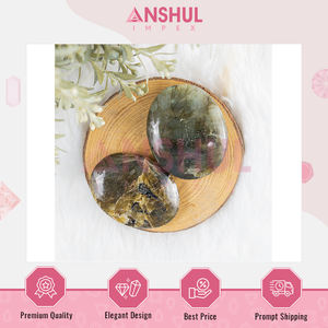 หินลาบราดอไรต์ธรรมชาติทรงรีขัดเงาขนาด 2.5 นิ้ว น้ำหนัก 1 กิโลกรัม สำหรับการปกป้องและปรับสมดุลพลังงาน จากอินเดีย Anshul Impex - Product Image 4