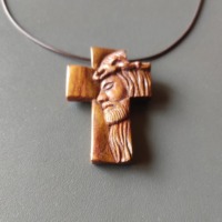 Colgante de cruz de madera con rostro de Jesús tallado, collar religioso hecho de madera natural, joyería de estilo bohemio para los fieles.