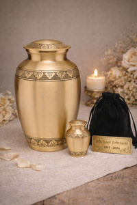 โกศบรรจุอัฐิทองเหลืองสไตล์อเมริกันสำหรับผู้ใหญ่ ยี่ห้อ Uzair Handicrafts ความจุ 220 คิวบิกอินช์ ทนทาน ดีไซน์ปรับแต่งได้ตามต้องการ รับผลิตแบบ OEM - Product Image 4