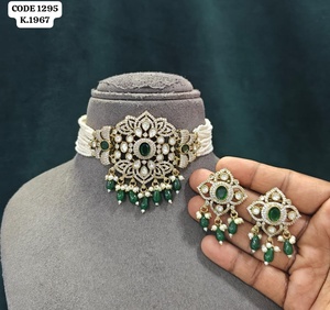 Elegante conjunto de gargantilla y aretes con cuentas de esmeralda verde y perlas, estilo Kundan, para mujer. - Product Image 5
