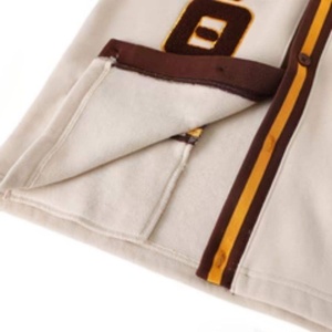 Cardigan personnalisé Iota Phi Theta en gros, pull noir tricoté pour homme avec bordure jaune, fermeture boutonnée, respirant, personnalisé pour fraternité - Product Image 2