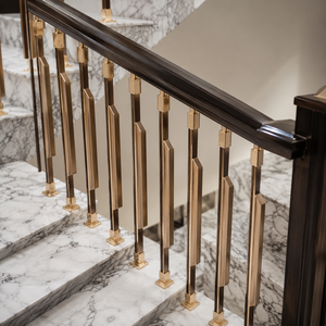 Rampe d'escalier de luxe avec accents dorés, balustres décoratifs foncés pour escalier en marbre, intérieur. - Product Image 1