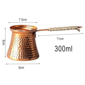 Cafetière turque moderne en cuivre martelé, motif floral audacieux, avec poignée en bois et pot à lait, finition polie brillante pour décoration turque - Product Image 3