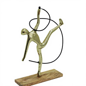 Estatua de Gimnasta Rítmica de Aluminio Dorado sobre Base de Madera, Figura Moderna Abstracta de Bailarina con Cintas, Escultura Elegante para Decoración del Hogar u Oficina - Product Image 1