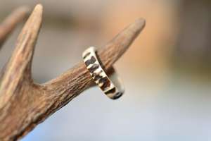 Anillo de asta de ciervo natural – Anillo de boda rústico hecho a mano con astas de bosques polacos – Joyería única de astas - Product Image 5