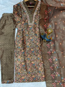 Ensemble Kurta, pantalon et dupatta en soie Zarna de qualité supérieure, avec broderie artisanale magnifique, séchage rapide, élégant et tendance pour les fêtes - Product Image 2