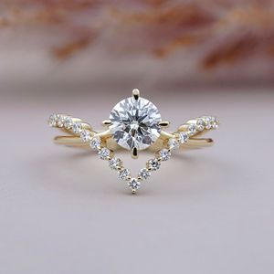 แหวนหมั้นเพชรทรงกลมเพาะเลี้ยงในห้องปฏิบัติการ ทองคำสีเหลือง แหวนเพชรรูปตัววีสุดหรูสำหรับผู้หญิง - Product Image 1