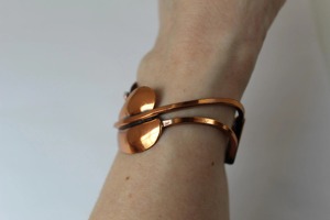 Pulsera de cobre hecha a mano con diseño de avión para mujer, brazalete de cobre, pulsera de cobre puro ecológica con diseño de avión. - Product Image 2