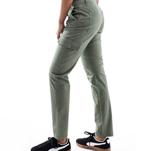 Pantalon cargo fuselé personnalisé pour femme avec broderie, tissu extensible durable, taille ajustable et poches fonctionnelles - Product Image 3