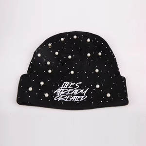 Gorro de Punto Clásico con Pedrería Brillante para Clima Frío, Gorro Personalizado con Logotipo Impreso y Detalles de Cristal - Product Image 4