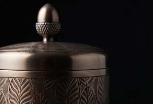 Boîte de rangement cylindrique en métal argenté gravée de feuilles botaniques personnalisées, pour fruits secs et en-cas - Product Image 3