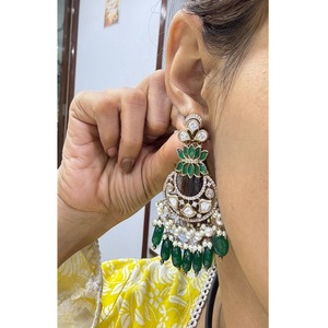 Magnifique ensemble de boucles d'oreilles pendantes en laiton plaqué or de qualité supérieure pour femmes, pour les occasions de mariage - Product Image 1