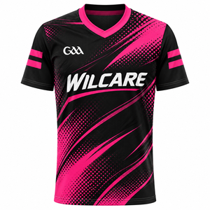 Maillot de sport personnalisé sublimé noir et rose, col en V, t-shirt d'équipe - Product Image 1