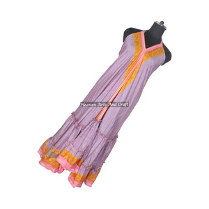 Nouvelle robe de soirée élégante sans manches pour femme, en soie de sari indien faite à la main, avec des imprimés variés de style bohème. - Product Image 1