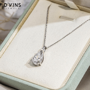 Collier pendentif D'vins Jewels DJ 456 en or massif 18 carats avec diamant de laboratoire taille poire, couleur or 18 carats, D Fancy Light Surat - Product Image 2
