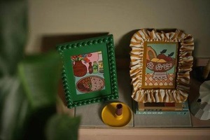 กรอบรูปไม้คุณภาพสูง ดีไซน์หรูหรา ผิวเรียบเนียน พร้อมฐานตั้งแข็งแรงสำหรับวางบนโต๊ะ มีจำหน่ายแล้ว - Product Image 5