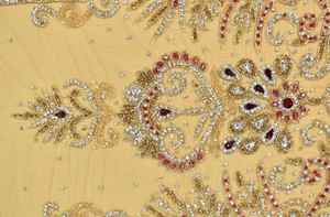 Tissu de dentelle de luxe lourdement perlé à la main avec pierres de cristal rouges pour robe de mariée, robe de soirée de haute couture, fabricant en gros - Product Image 2