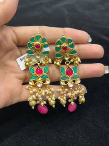 Pendientes de plata de ley chapados en oro rodio con diseño de flor y engaste de garra, estilo vintage, con moissanita, para mujer, de Tishya Diamond - Product Image 2