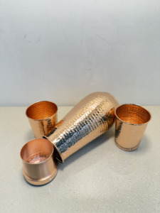 Jarra Clásica de Cobre Puro Martillado a Mano, Ecológica, Segura para Agua Hirviendo, para Mesita de Noche, con 2 Vasos, Juego Premium de Bebederos de Cobre con Diseño Dimpled - Product Image 3