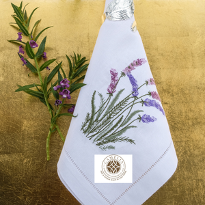 Serviette en lin avec broderie de lavande sauvage, tons violets délicats ajoutant un charme apaisant et raffiné à la table. - Product Image 2