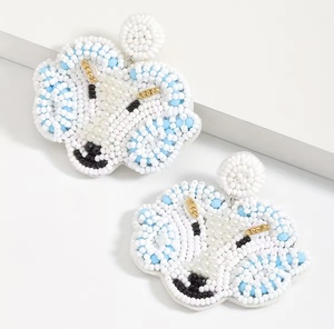 Nouveautés Boucles d'oreilles clous classiques unisexe en perles de verre faites à la main, lettres en perles de rocaille, couleur blanc bleu, motif mouton, pour mariage, pour enseignant - Product Image 1