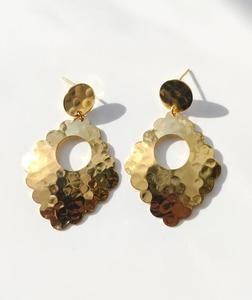 Pendientes Colgantes de Latón Martillado con Baño de Oro y Diseño Floral para Mujer - Product Image 1