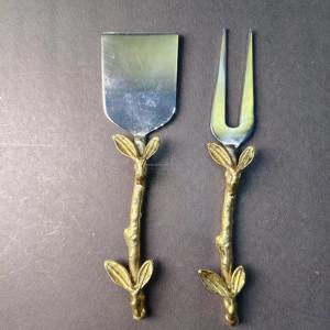 En oferta, un elegante juego de cuchillos para queso de metal que realza cada velada de queso y vino, con un estilo refinado que lo convierte en un impresionante utensilio para servir. - Product Image 2