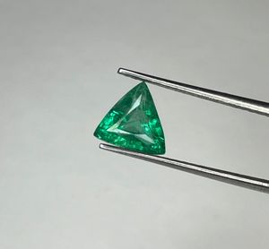 Émeraude naturelle verte, taille trillon, pour la création de bijoux. - Product Image 1