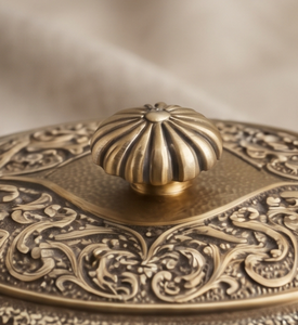 Caja de metal dorada con relieve ornamentado para frutos secos, contenedor de lujo para dátiles, lata decorativa con perilla estriada para regalo, ideal para fiestas y eventos. - Product Image 5