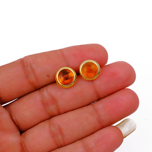 Pendientes de tuerca redondos de cornalina hechos a mano con cabujón, chapados en oro, minimalistas y delicados, joyería para mujer. - Product Image 3