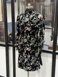 Costume de marié indien pakistanais de luxe avec pantalon, en velours noir, entièrement brodé de fleurs, Achkan pour mariage - Product Image 2