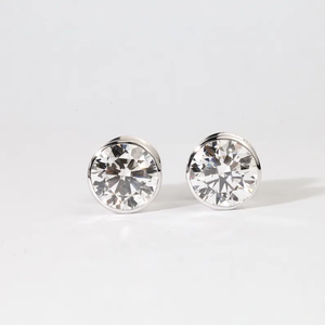 Aretes de Diamante Cultivado en Laboratorio, Corte Redondo, Oro Sólido de 14K, Diseño Solitario, Minimalista, Ecológico, Regalo Ético y Atemporal - Product Image 5
