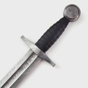 Épée viking courte artisanale en acier Damas avec fourreau en cuir noir et design de lame Damas - Product Image 2