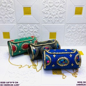 Bolso de Mano de Metal con Mosaico Hecho a Mano por Craftstages International, con Correa de Cadena |   Bolso Bandolera de Diseño Étnico para Mujer con Solapa - Product Image 1